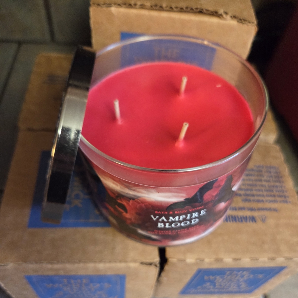 🔺️🆕️🔺️Bath & Body Works Vampire Blood Candle - Red & Black Hues - Picture 3 of 4